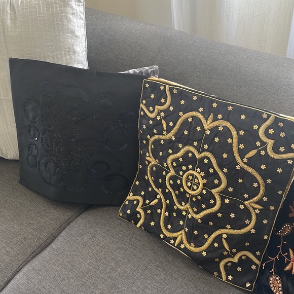 Set of three zardozi cushion covers - Picture 3 of 3
